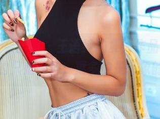 GIRLT果团网 – 王语纯的夏天作品，你能看到的只是一角，更多的是想象的后面