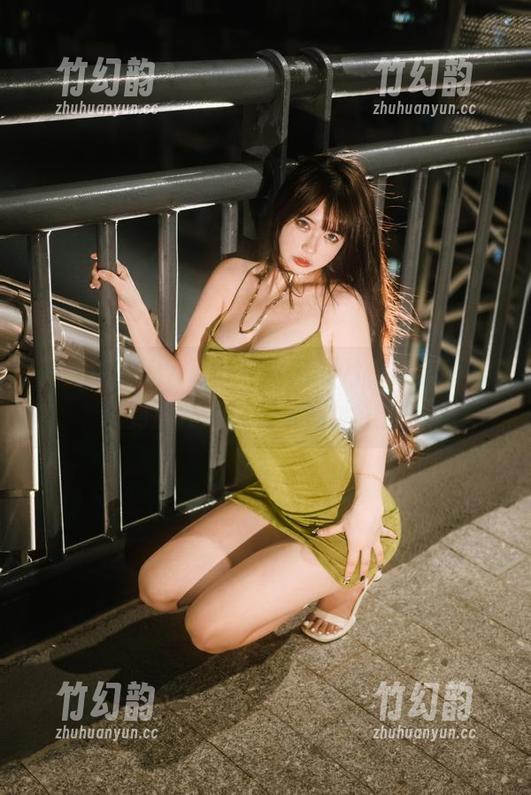 精选的TINA草莓味喵喵图片，让我不禁想到童年的清爽果味冰淇淋。