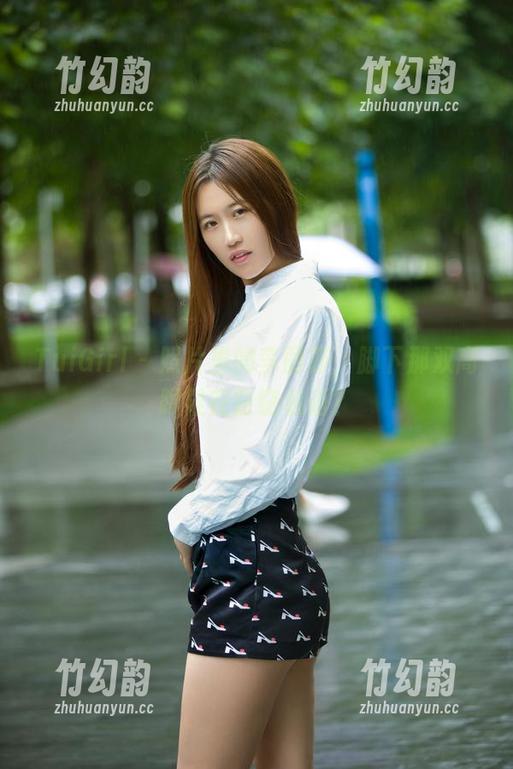 TuiGirl - 照片里的李丽莎，脚下那双高跟鞋在窃窃私语？