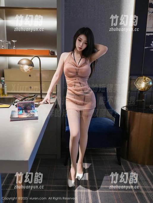 Xiuren秀人网 - 李若汐的短裙美图，不小心激发了我的搭配灵感，能不能给我一条这样的短裙和一双腿呀？