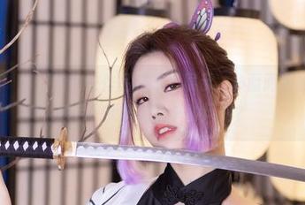 Yebin(전예빈)的豹纹作品在线上展示，扑面而来的不仅是颜色，更多的是一种风情？