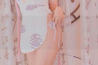 最新照片，Yoko宅夏的牛仔裤像宝藏般低调，我隐约听到它在悄悄邀约。