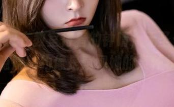 丽柜 – 只在教室待着的钟晴，无圣光的作品，隐隐约约像是窥视她的某种状态。