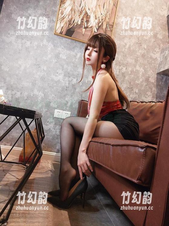 图片中的全套泳装，凉凉子和圣姨之间的默契竟然化成了差距