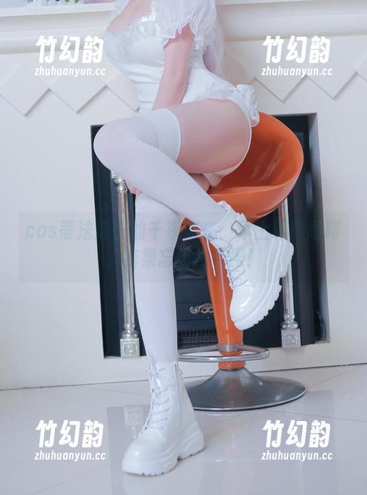 cos蒂法泳衣的千夜未来：早上喝热咖啡，结果忘记换衣服！