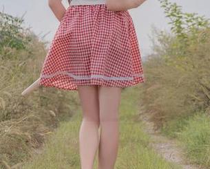 咬一口兔娘穿着全套体操服，图片里是不是隐约有一点小雀跃