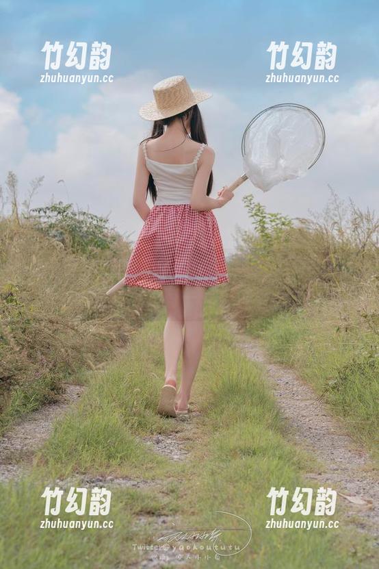 咬一口兔娘穿着全套体操服，图片里是不是隐约有一点小雀跃