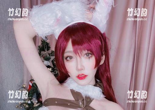 分享镂空时刻，啾小妍Deer的姿态像风一样随性。