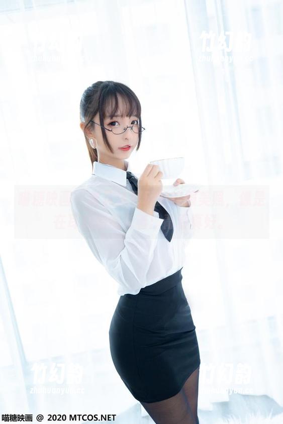 喵糖映画 - 蠢沫沫展现的校服美照，像是在耳边悄悄说着：青春真好。