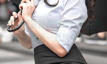 轻松一刻，坏露露香宝的最新图片：小露和黑旗袍一起嬉闹中。