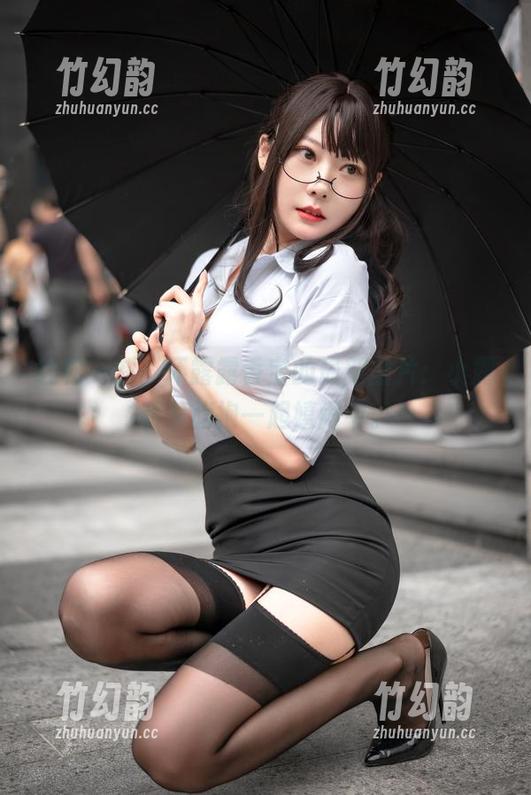 轻松一刻，坏露露香宝的最新图片：小露和黑旗袍一起嬉闹中。