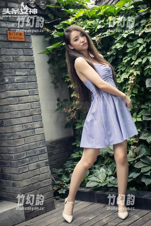 头条女神 - 眼镜能让你聪明？下载梁芮溪的写真集，告诉你答案！