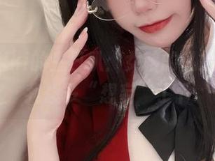 安食Ajiki的生日趴：女孩的私拍，真让我想多“想妄”了下