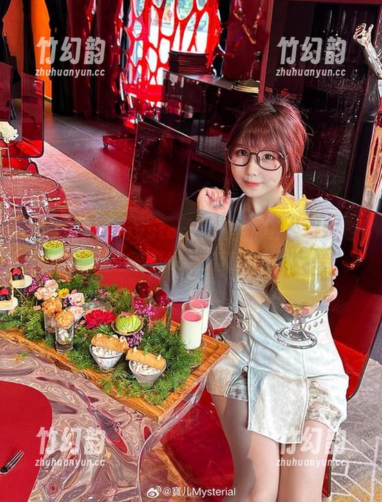 在线！宝儿mysterial和她的红裙疯狂匹配，图集让你不自觉地想要“多看一眼”。