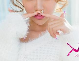 尤果网 – 慕羽茜学妹合集里，照片像是在向我打招呼！