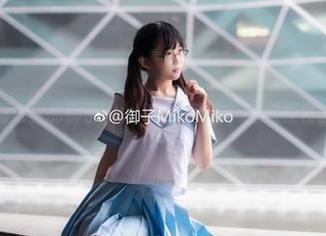 私拍图包里的御子Yumiko与毛衣，画风怪怪的呢…
