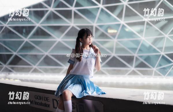 私拍图包里的御子Yumiko与毛衣，画风怪怪的呢…