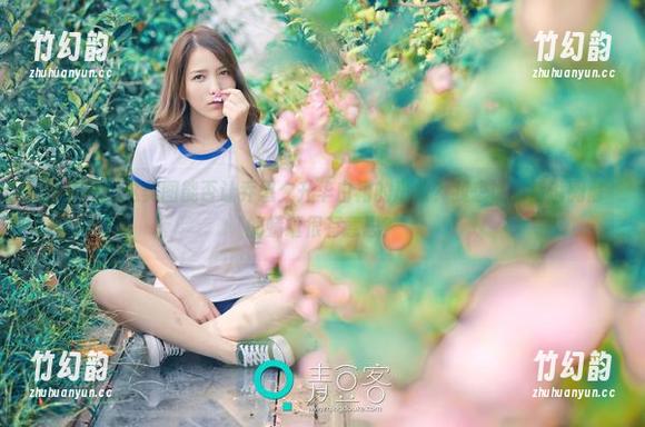 推女神 - 这美图能否让乔恩夕升华白裙的形象？我想说...听说胸前的蜻蜓很有意思？