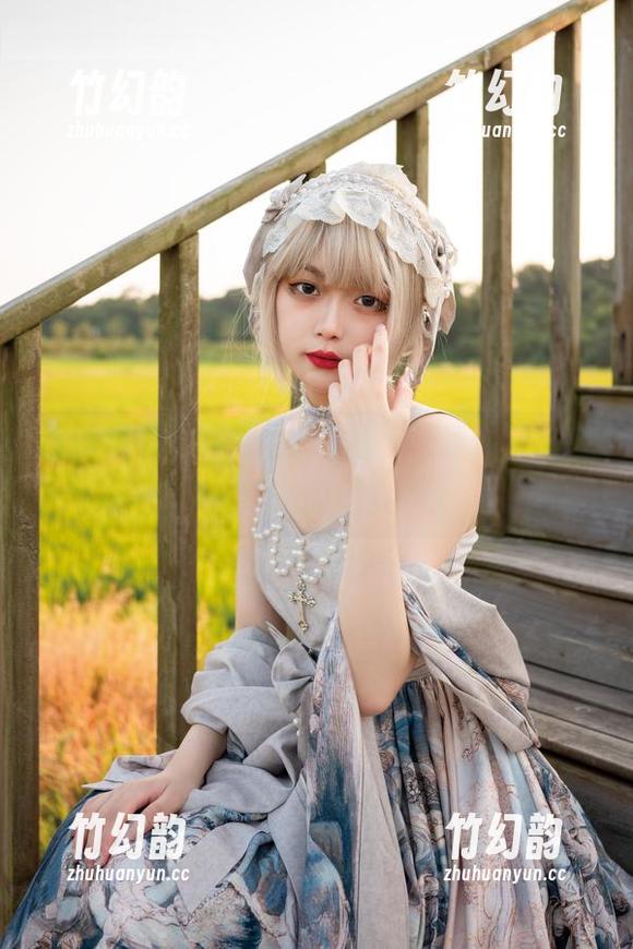 梨瑾瑾的少女图片，有种“让我停下来想一想”的魔力。