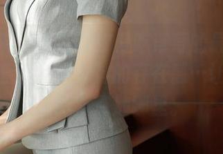 模范学院 – 看完汐汐爱吃草莓的最新图册，恕我直言，这女神的存在感…让我不知该把焦点放哪里。