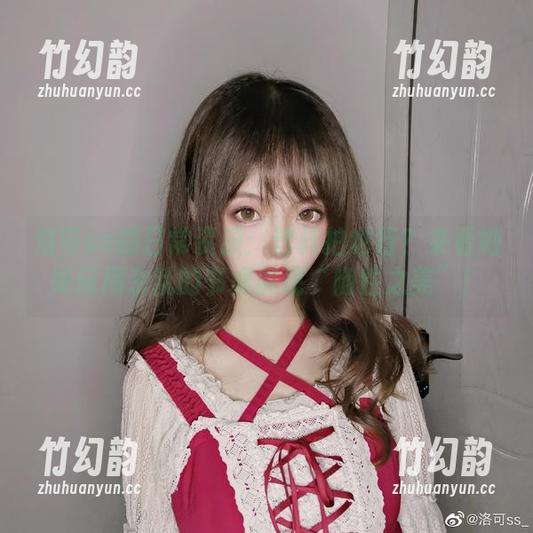 洛可ss的日常资源：这样拍也行？来看她如何用杂乱的书桌展现“随性之美”！