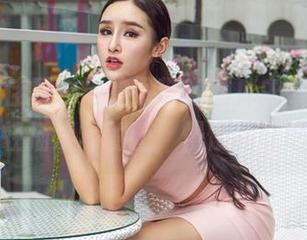 爱丝 – 佳慧和她的吊带在图库中，像是一幅轻描淡写的画，慢慢品味吧。