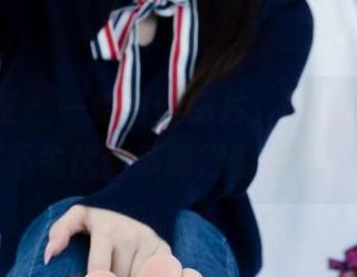 物恋传媒 – 一组白丝照片，Elise把性感又不失优雅演绎得恰到好处。