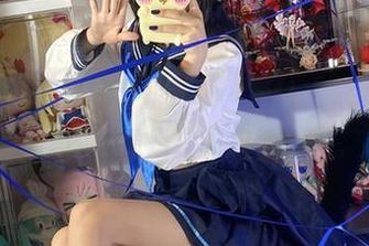 白栎Shirly的学姐特辑，真让人觉得每一张美图都像是在调皮地眨眼。