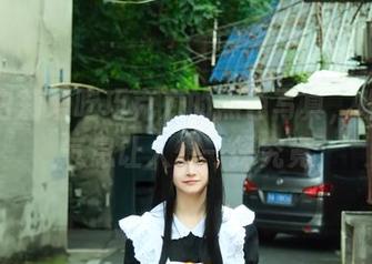 翻开白莉爱吃巧克力的黑色写真，瞧，这气息让人想一探究竟