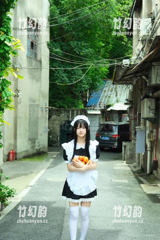翻开白莉爱吃巧克力的黑色写真，瞧，这气息让人想一探究竟
