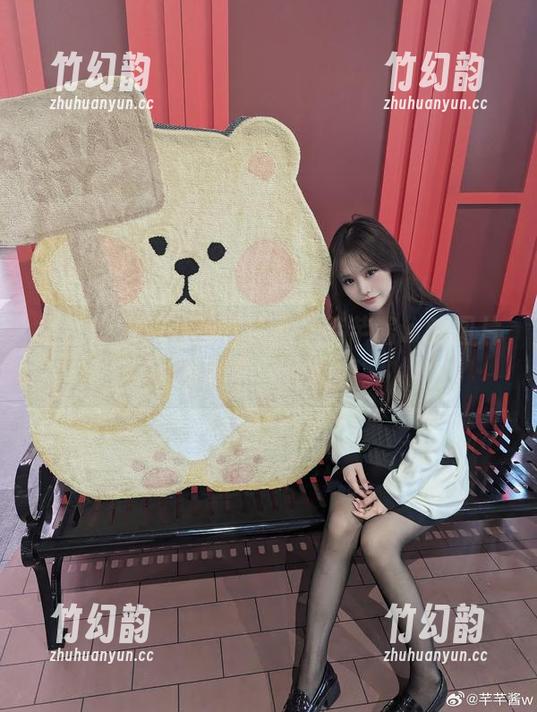 堪比泳池派对的死库水，芊芊酱w的图片合集真会让你傻眼。