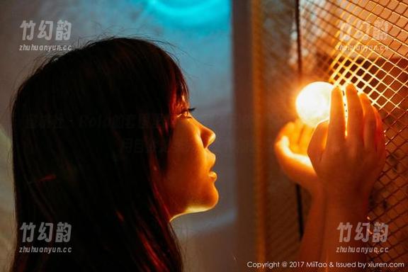 蜜桃社 - Rola的套图里的她，真不用依赖房间里的LED条，只用自然之美完成女神的转变！