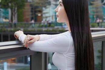 蜜桃社 – 佩琦Pinky的灰丝在原图上怎能如此撩人，果然有些小心思嘛。
