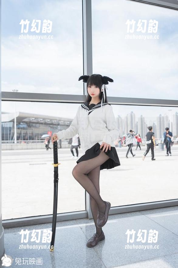 雪琪SAMA OL后辈出差第一天:雪琪SAMA最新美图,假装认真工作中