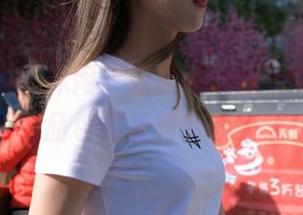 魔镜街拍 – 休闲时光里的性感代表，婷婷的极品包臀灰裙套图来袭！