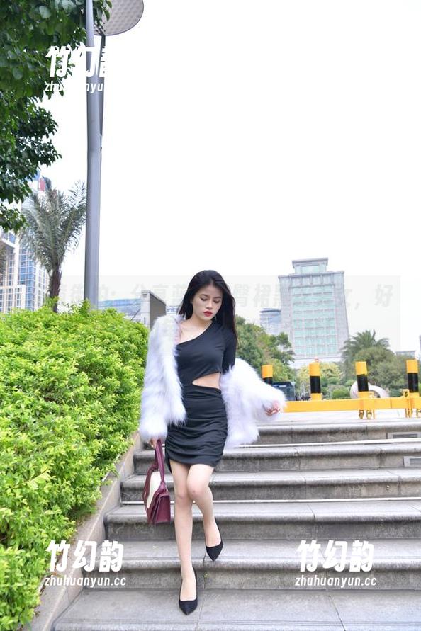 魔镜街拍：分享蓝色包臀裙黑丝美女，好想给她的每一个回眸打个分！